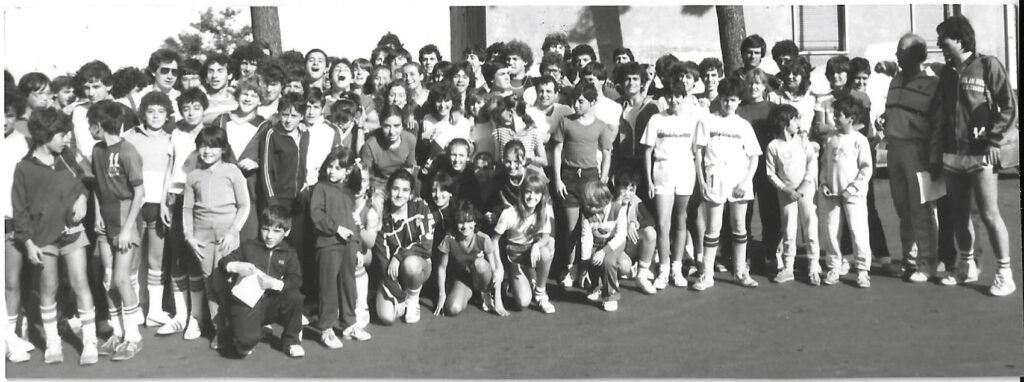 Il gruppo "Basket '80" prima della partenza per la "corsa di Quintiliolo", 26 settembre 1982. Il secondo da destra è il presidente Turacchio, titolare del negozio di abbigliamento per bambini "Milan prima moda" in via Colsereno, a fianco del largo Giovanna Baja, ora sede di un bar.