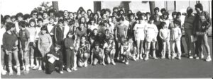 Il gruppo "Basket '80" prima della partenza per la "corsa di Quintiliolo", 26 settembre 1982. Il secondo da destra è il presidente Turacchio, titolare del negozio di abbigliamento per bambini "Milan prima moda" in via Colsereno, a fianco del largo Giovanna Baja, ora sede di un bar.