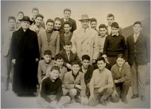 Alunni della Scuola media Statale "Albio Tibullo" con il prof. Camillo Pierattini e mons. Francesco Petrucci, 1958