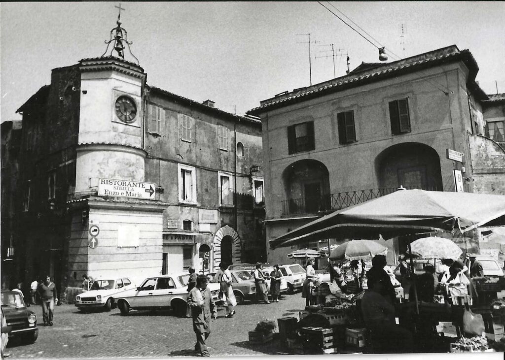Piazza Rivarola, mercato del mercoledì 19 maggio 1982, foto Roberto Borgia. neg._1/17-24.