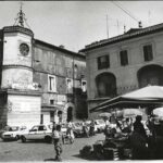Piazza Rivarola, mercato del mercoledì 19 maggio 1982, foto Roberto Borgia. neg._1/17-24.