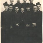 Il giorno della vestizione, anno 1935, nel seminario vescovile di Tivoli. Il primo in basso, da sinistra, è Antonio Felici (1916-2006), nato a San Polo de’ Cavalieri e ordinato sacerdote il 4 luglio 1943, parroco di Casape per tutta la vita fino al pensionamento. Il quarto sempre in basso da sinistra è mio suocero Nello Trusiani (1920-2000), che però non abbracciò poi la vita sacerdotale, ma rimase grande amico di Don Antonio, perché, tra l’altro, entrambi di origine sanpolese (Roberto Borgia).