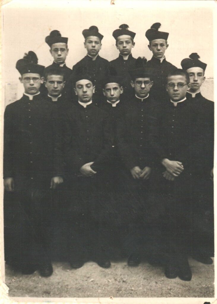 Il giorno della vestizione, anno 1935, nel seminario vescovile di Tivoli. Il primo in basso, da sinistra, è Antonio Felici (1916-2006), nato a San Polo de’ Cavalieri e ordinato sacerdote il 4 luglio 1943, parroco di Casape per tutta la vita fino al pensionamento. Il quarto sempre in basso da sinistra è mio suocero Nello Trusiani (1920-2000), che però non abbracciò poi la vita sacerdotale, ma rimase grande amico di Don Antonio, perché, tra l’altro, entrambi di origine sanpolese (Roberto Borgia).